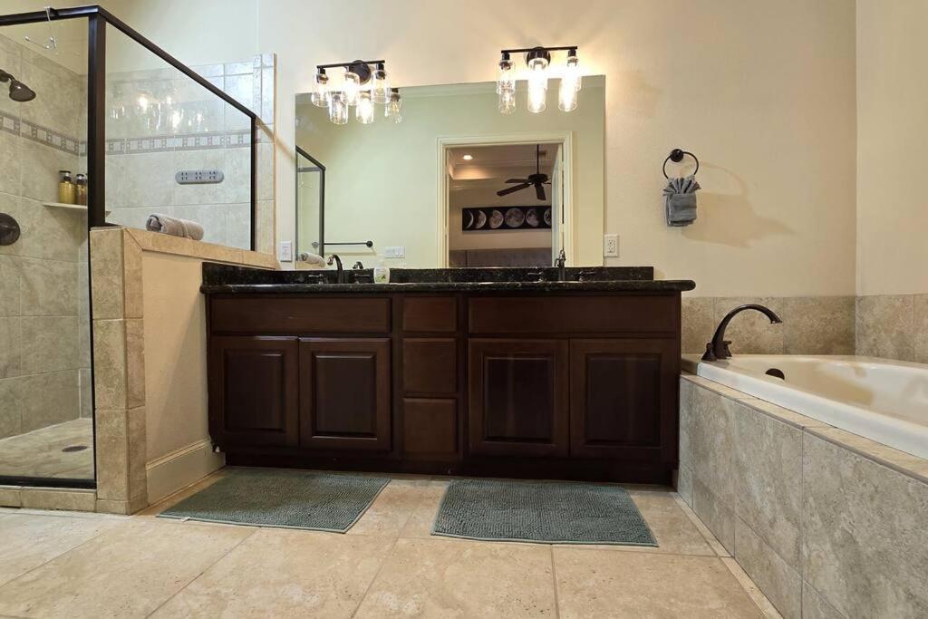 Modern Galleria Gem Private Jacuzzi 3 Br Хьюстон Экстерьер фото