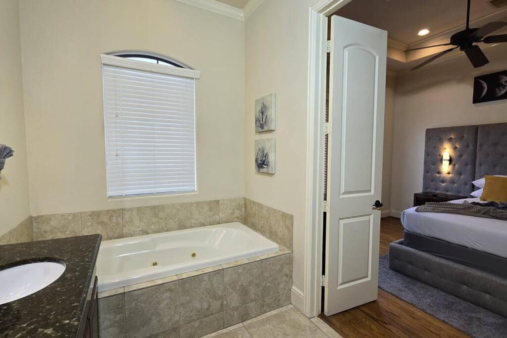 Modern Galleria Gem Private Jacuzzi 3 Br Хьюстон Экстерьер фото